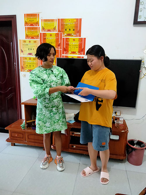 湖北恒貿(mào)茶油有限公司總經(jīng)理彭靜看望慰問貧困戶 湖北山茶油廠家