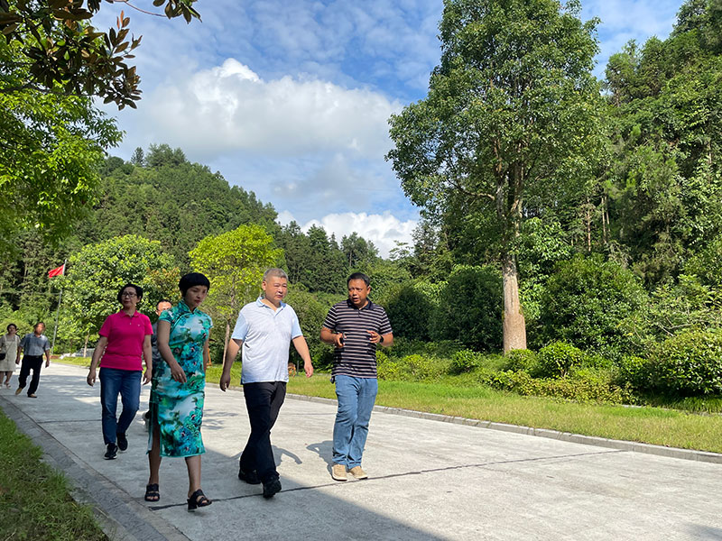 國(guó)家民委經(jīng)濟(jì)司副司長(zhǎng)黃東輝蒞臨我司視察指導(dǎo)工作 湖北山茶油廠家